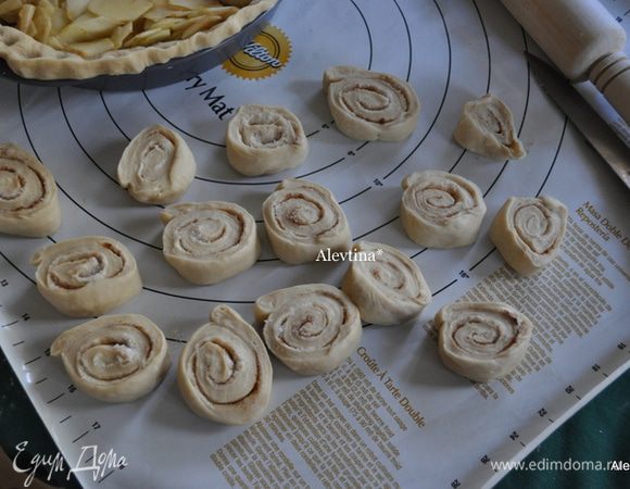 Свернем в рулет. Порежем на равные части.
