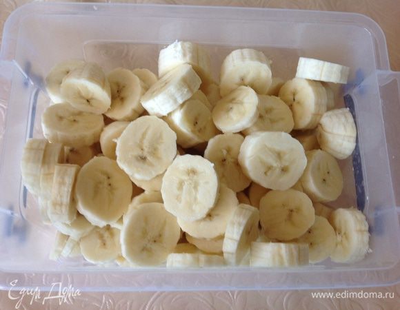 Сначала приготовим мороженное: бананы нарежьте, положите в контейнер и поставьте в холодильник.