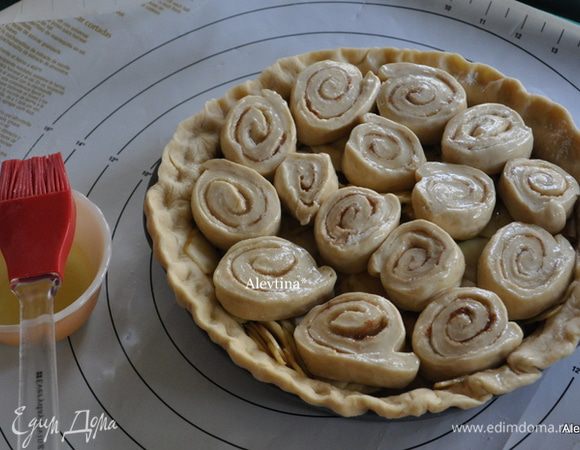 Сверху порезанный рулет с корицей. Смажем яйцом. Поставим в духовку разогретую на 200 гр. на 50 мин. Чтоб не пригорела прикроем фольгой.
Готовый пирог достанем из духовки. Дадим постоять, достанем из формы.

