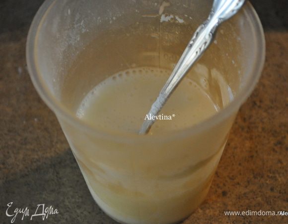 Смешаем сахарную пудру с молоком. Украсим глазурью поверх пирога.
