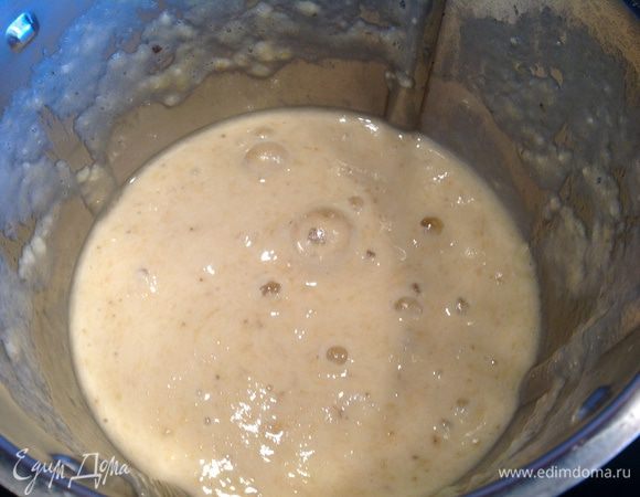 Через 30 минут, добавьте мед и сок лимона, пробейте блендером и поставьте в холодильник до застывания.