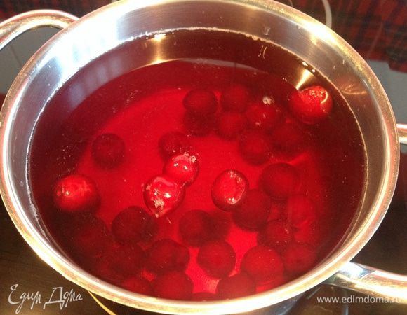 Для желе сварите компот из вишни, сахара и 1 л воды. Сделайте желе из 0,5 л компота, по инструкции на упаковке с желатином. 