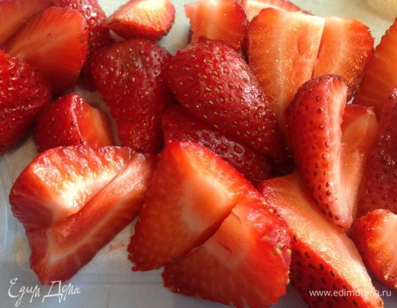 Порежьте клубнику...
