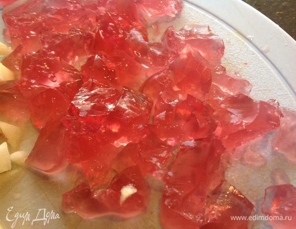 Желе тоже нарежьте или просто достаньте ложкой не большими кусочками.