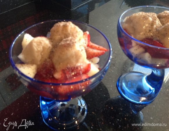 Сверху выложите мороженное. Если хотите можно посыпать шоколадной крошкой.