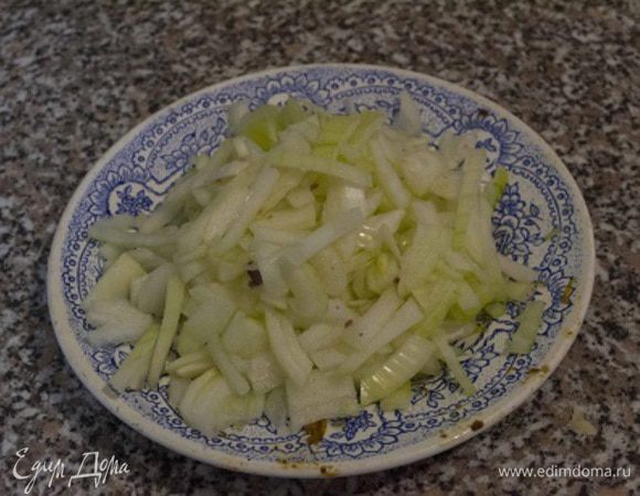 Лук очистить, нарезать тонкой соломкой или полукольцами. Сложить на тарелочку и сбрызнуть уксусом, оставить минут на 10.