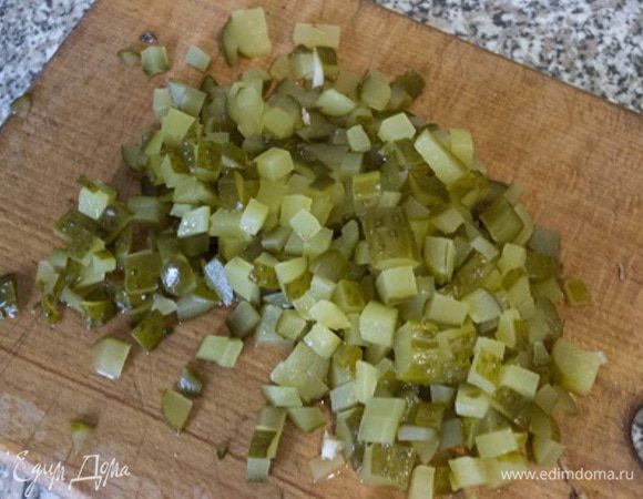Тем временем подготовим все остальное. Все ингридиенты режем кубиком. Огурцы...