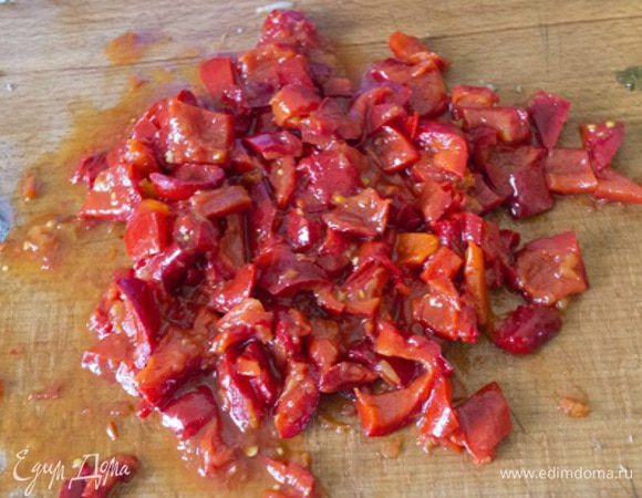 Перец, можно использовать запеченный болгарский....