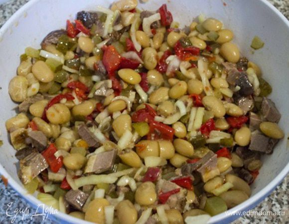 Все ингредиенты вместе с фасолью кладем в глубокую миску, солим по вкусу и заправляем растительным или оливковым маслом, кому как нравится.