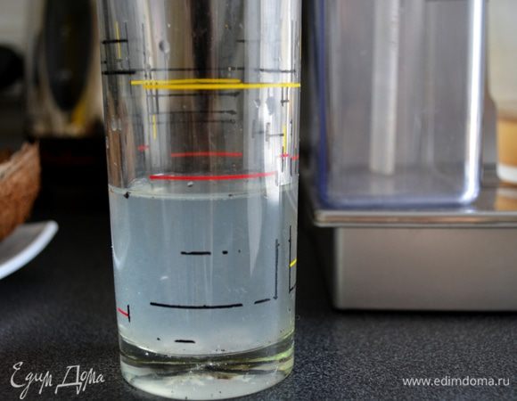 Из этого отверстия выливаем молоко (хотя мне это напоминает сок). у меня получилось плюс-минус 50 мл.