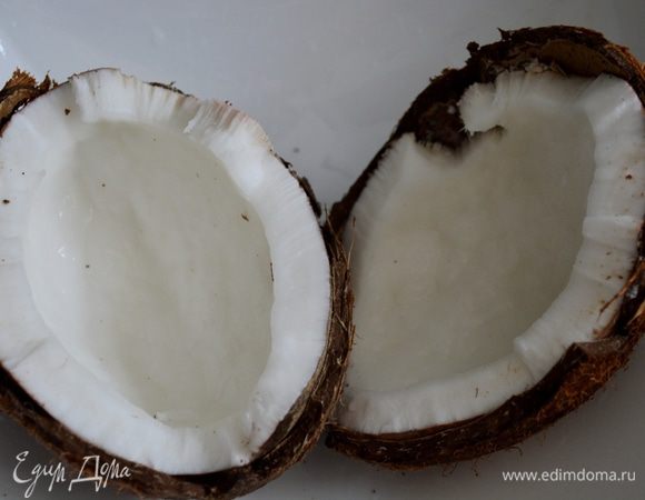 Теперь вынимаем белую мякоть (из которой делают такую родную и любимую кокосовую стружку).