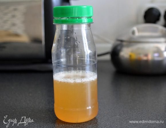 Готовим соус: для этого нам нужно в закрытую емкость добавить лимонный сок, мед, кокосовое молоко и соевый соус. Хорошо, энергично перемешиваем все ингредиенты. Соус готов. Не бойтесь добавлять соевый соус. 1/4 ч.л. придаст вашему кокосовому соусу легкий аромат и пикантность!