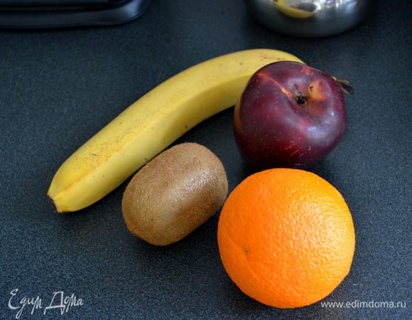 На 2 порции берем 1\2 банана, 1\2 киви, 1\2 апельсина, 1\2 яблока и мякоть кокоса. Все нарезаем мелкими кубиками.