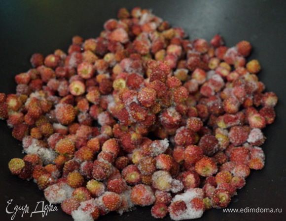 Взять землянику свежемороженую (у меня была домашняя заготовка).