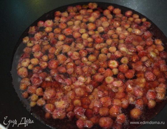 Провариваем землянику в воде. 