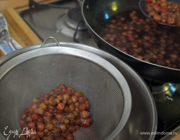 Сливаем жидкость и ставим на огонь добавляя вино, сахар и сок лимона.