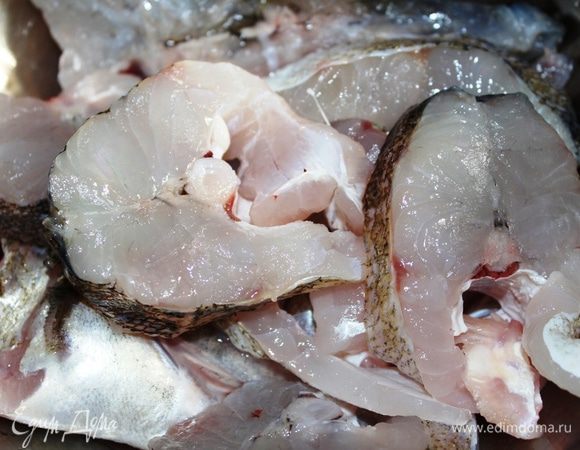 Совет моей бабушки: чтобы жареная рыба получилась нежной и с хрустящей корочкой надо обязательно предварительно ее засолить. Для этого разделанную тушку судака разделать, промыть, нарезать на стейки, просушить, посолить и оставить минут на 30, не меньше. 