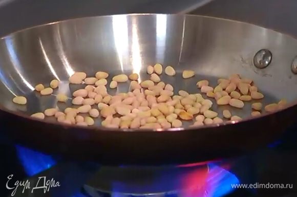 Кедровые орехи подсушить на разогретой сковороде, затем выложить на блюдо и остудить.