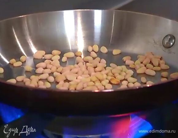 Кедровые орехи подсушить на разогретой сковороде, затем выложить на блюдо и остудить.