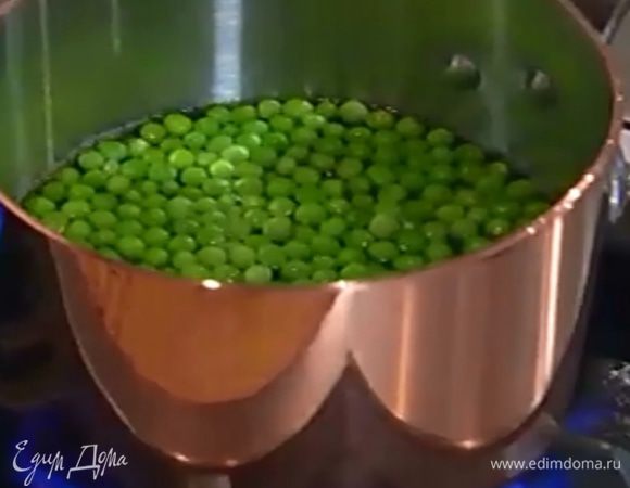 Горошек отваривать несколько минут в кипящей воде, затем воду слить и промыть горох под струей очень холодной воды или поместить в лед.