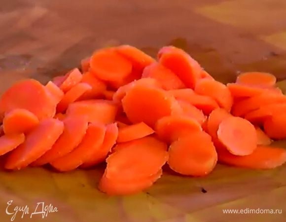 Морковь нарезать кружками.