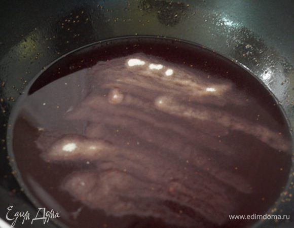 Сахар растворился, добавляем агар и провариваем 4 минуты.