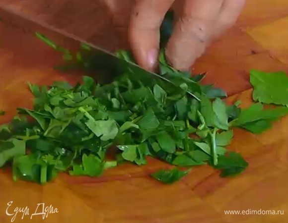 Петрушку нарезать.