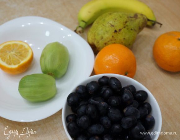 Фрукты уже чистые  и ждут своей очереди. Вот они такие симпатичные.