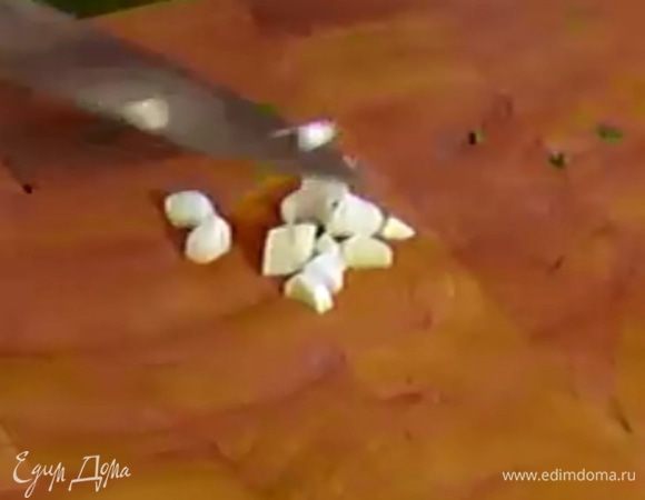 Чеснок почистить и крупно порубить.