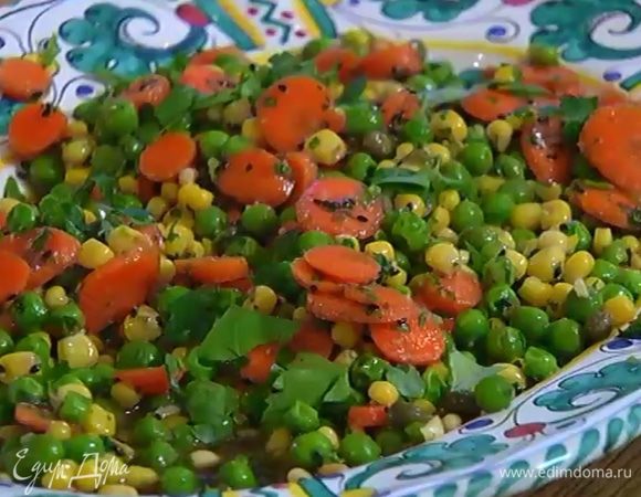 Салат перемешать с заправкой и кедровыми орехами и посыпать оставшейся петрушкой.