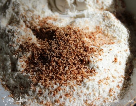 Подготовить панировку: смешать муку, соль, перец и мускатный орех, который обязательно должен быть свежим (его надо натереть на мелкой терке).