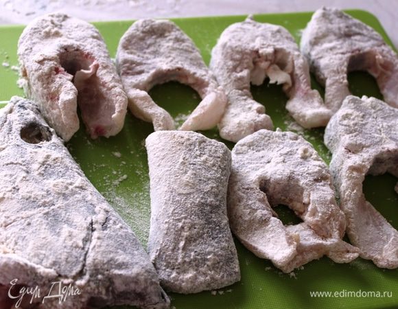 Кусочки рыбы обвалять в панировке.