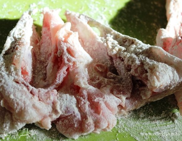 Кстати, голову рыбы мы не выбрасываем (для любителей). Необходимо удалить жабры и глаза, разрезать голову вдоль и развернуть (как бабочка)...тоже обвалять в панировке.