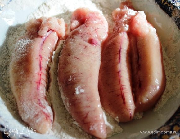 Судак нам попался с икрой! Поэтому икру, освободив от пленки, тоже обвалять в панировке (на фото икра двух судаков).