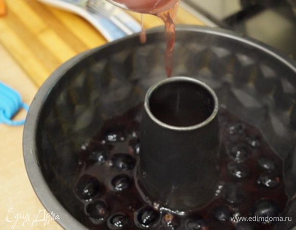 Готовим форму для салата. Я взяла высокую форму для выпечки. Первым слоем закладываем виноград, заливаем горячим раствором агара. Охлаждаем, т.к.  агар застывает быстро, то не допускаем до застывания. И так охлаждаем каждый последующий слой фруктов.  