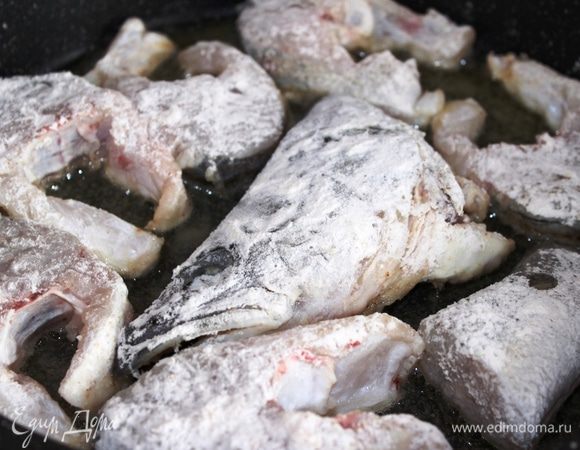 На сковороде нагреть масло и выложить кусочки рыбы...обжаривать на сильном огне (не закрывать крышкой, чтобы образовалась хрустящая корочка).