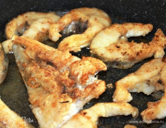 Перевернуть и обжарить с другой стороны. Если куски рыбы очень толстые, то на этом этапе можно ненадолго прикрыть крышкой, чтобы мясо хорошо приготовилось изнутри.