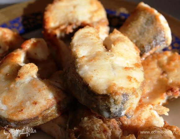 Готовые порции зажаренной рыбы складывать на тарелку и ждать следующую порцию.