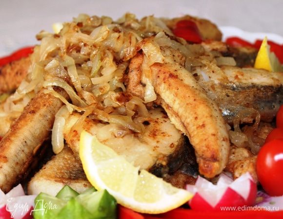 Подавать на общем сервировочном блюде с овощами. Сверху уложить поджаренный лук (за него каждый сражается). Тонкий аромат мускатного ореха делает свое дело. Это очень вкусно!!!