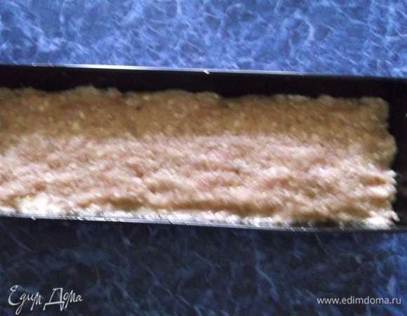 Все перемешать, выложить в смазанную форму. 