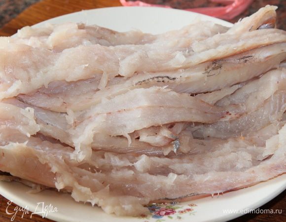 Рыбу очищаем от кожицы и разделываем на филе (можно взять любую, у меня был серебристый хек).