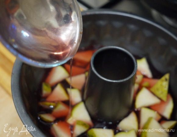 Второй слой -  кусочки груши.