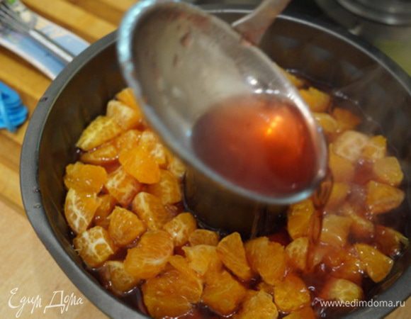 Дальше  - мандарины кусочками симпатичными улеглись. Заливаем снова агаром, охлаждаем.