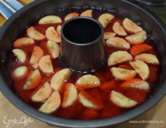 Следующим слоем закладываем кусочки банана. 