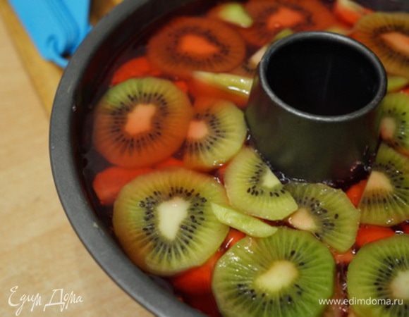 И последний слой - киви. Заливаем агаром и отставляем застывать. Желирующие свойства агара сильнее, чем у желатина, потому застывает такое желе быстро.