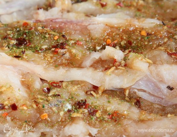 В посуду выкладываем филе рыбки и каждое филе поливаем маринадом. Оставляем мариноваться минут на 15.