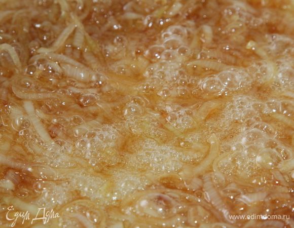 Пока маринуется рыба, карамелизируем лук: нарезаем полукольцами и отправляем на разогретую сковороду с растительным маслом. Готовим до прозрачности, затем добавляем столовую ложку сахара и 2 столовые ложки соевого соуса. Готовим до получения легкой и светлой карамели (не больше минуты)