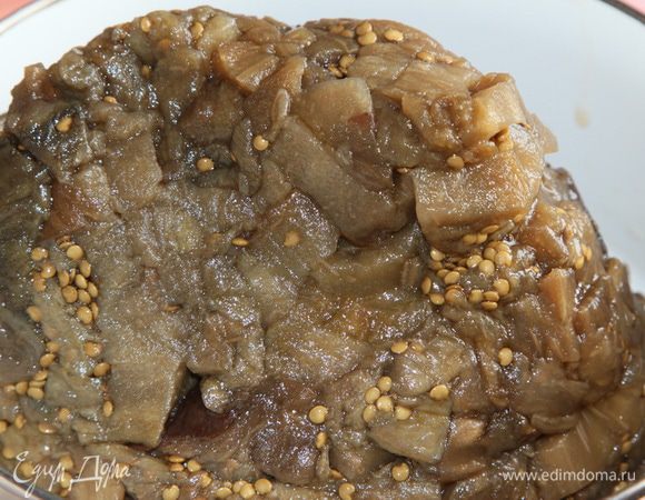 Вот такие у меня размороженные баклажаны. Летом я их запекла, затем порубила ножом, аккуратно упаковала в пластиковые пакеты и заморозила глубокой заморозкой. Очень удобно.