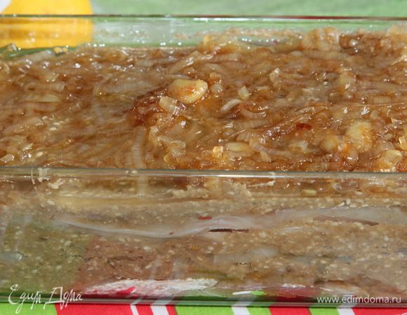 Собираем наше блюдо: в емкость для запекания выкладываем в один слой рыбу, затем половину лука и 1/3 часть баклажанового пюре. Затем снова слой филе и баклажанового пюре. Верхний слой: филе рыбы, баклажановое пюре и карамелизированный лук.