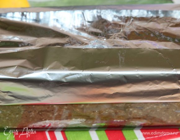 Включаем духовку и прогреваем ее до 150 градусов. Рыбку накрываем фольгой плотно, сверху прорезаем небольшое отверстие. В таком виде отправляем в духовку запекаться. При этом постепенно температура духовки должна дойти до 200 градусов.